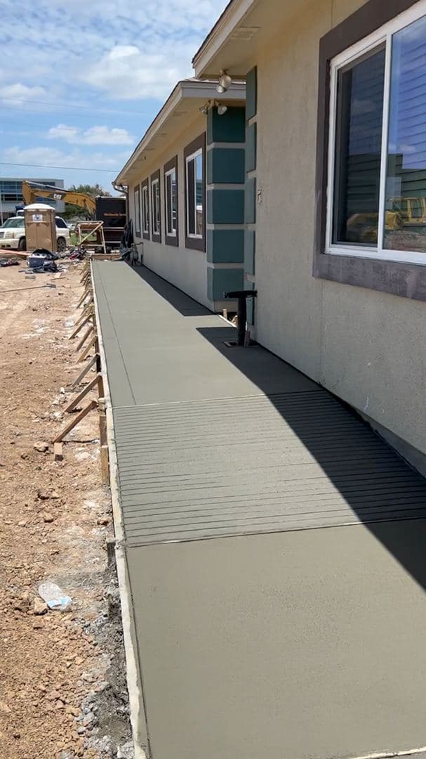 Finished commercial concrete sidewalk along a Houston-area building