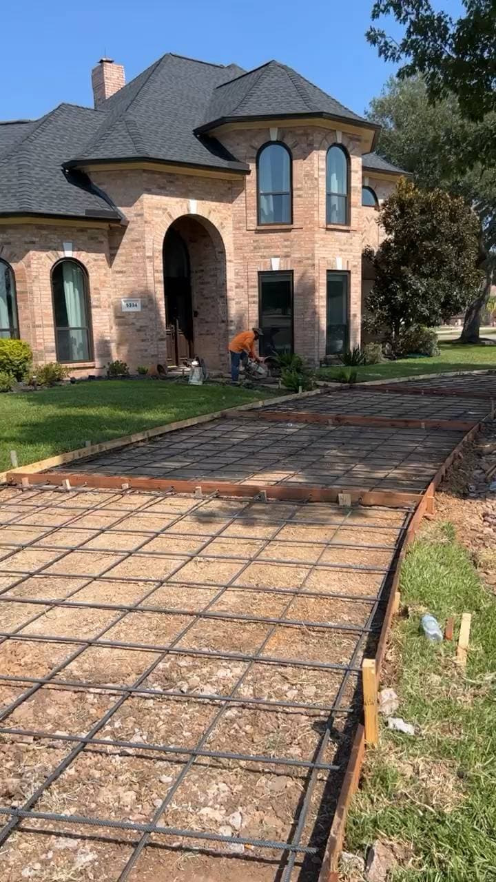 New concrete driveway curb and edge work being poured in the Houston area